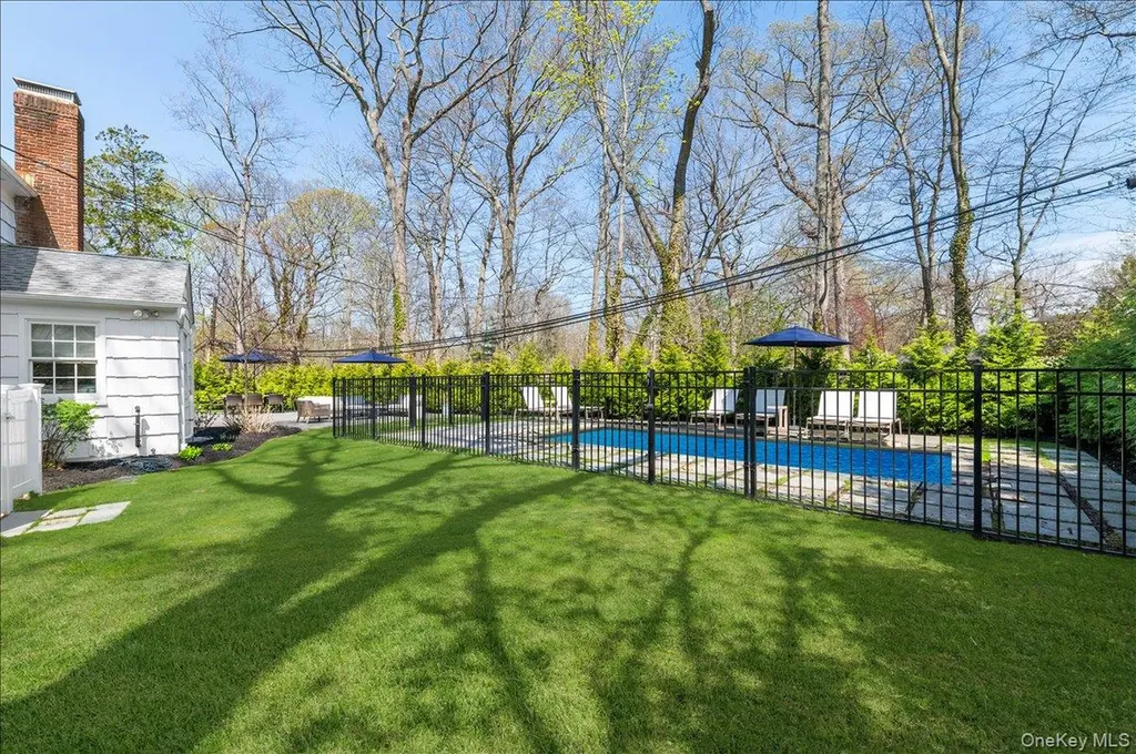 8 Heritage Court Cold Spring Harbor NY 11724
