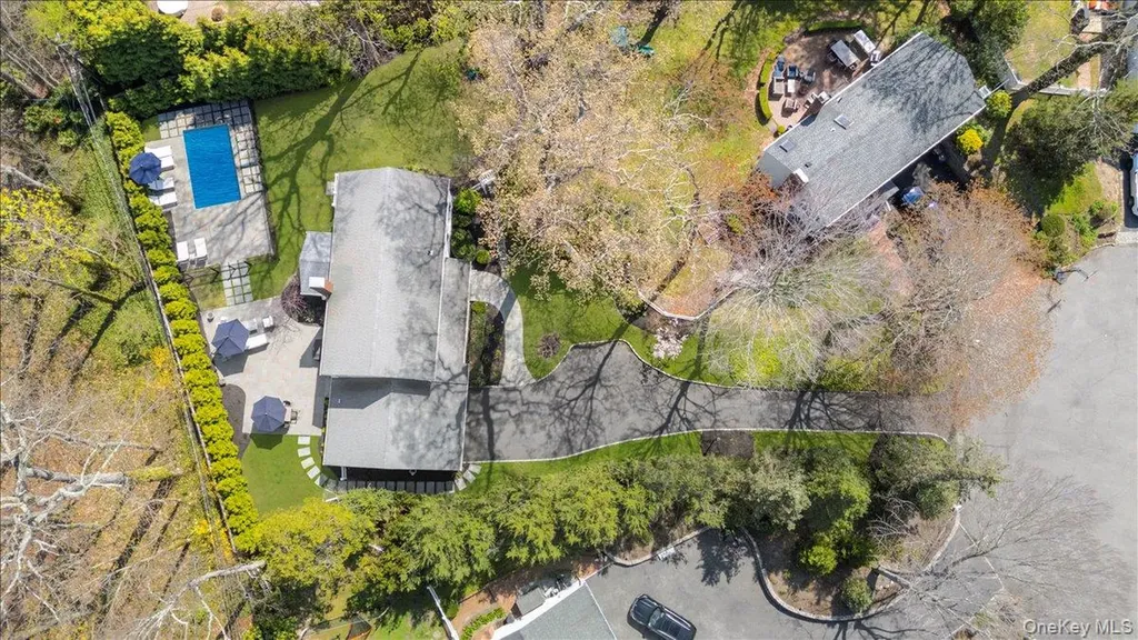 8 Heritage Court Cold Spring Harbor NY 11724