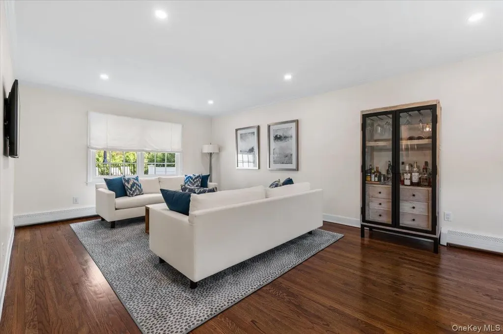 8 Heritage Court Cold Spring Harbor NY 11724