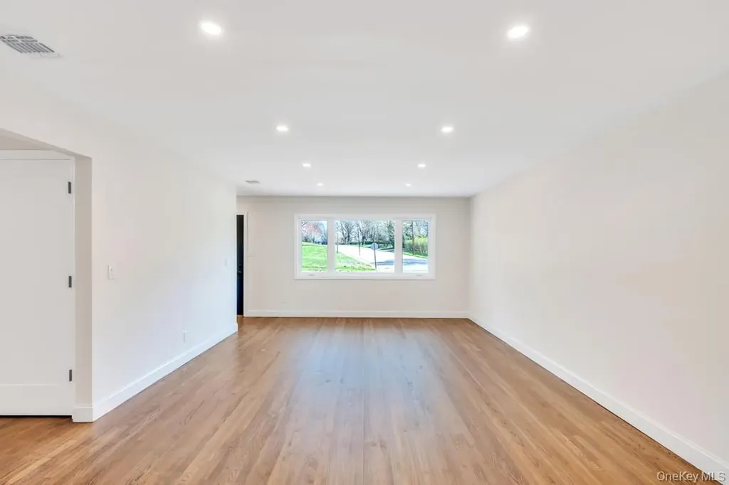 441 Roslyn Road East Williston NY 11596