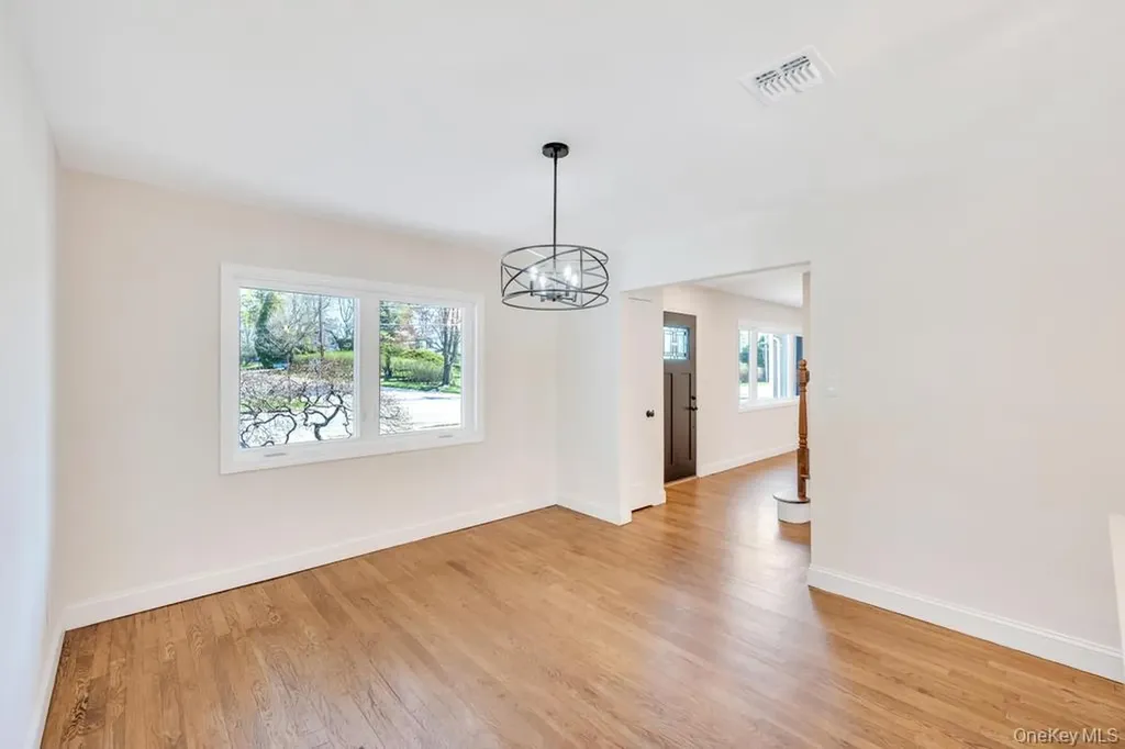 441 Roslyn Road East Williston NY 11596