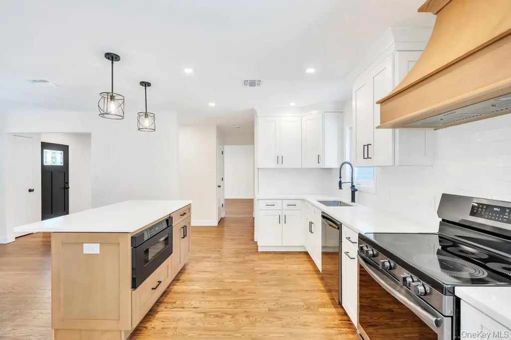 441 Roslyn Road East Williston NY 11596