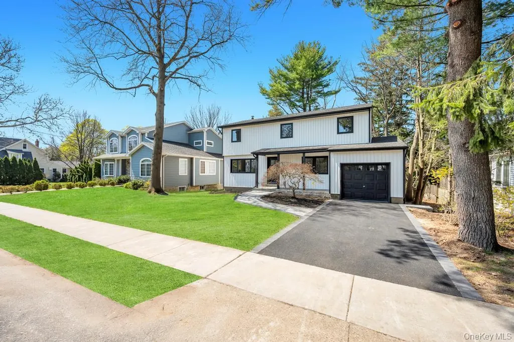441 Roslyn Road East Williston NY 11596