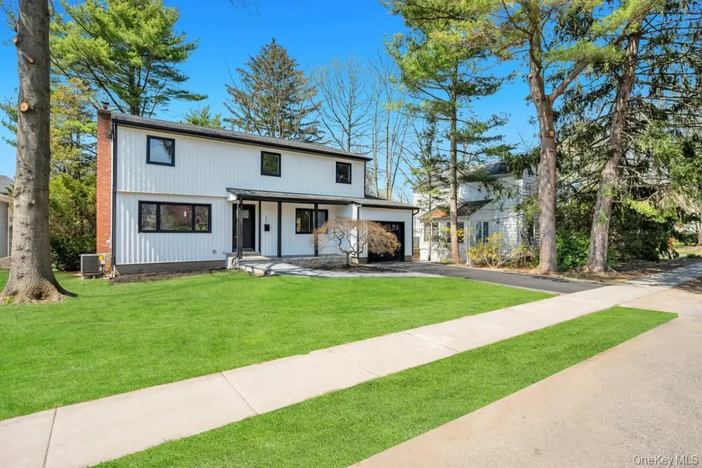 441 Roslyn Road East Williston NY 11596
