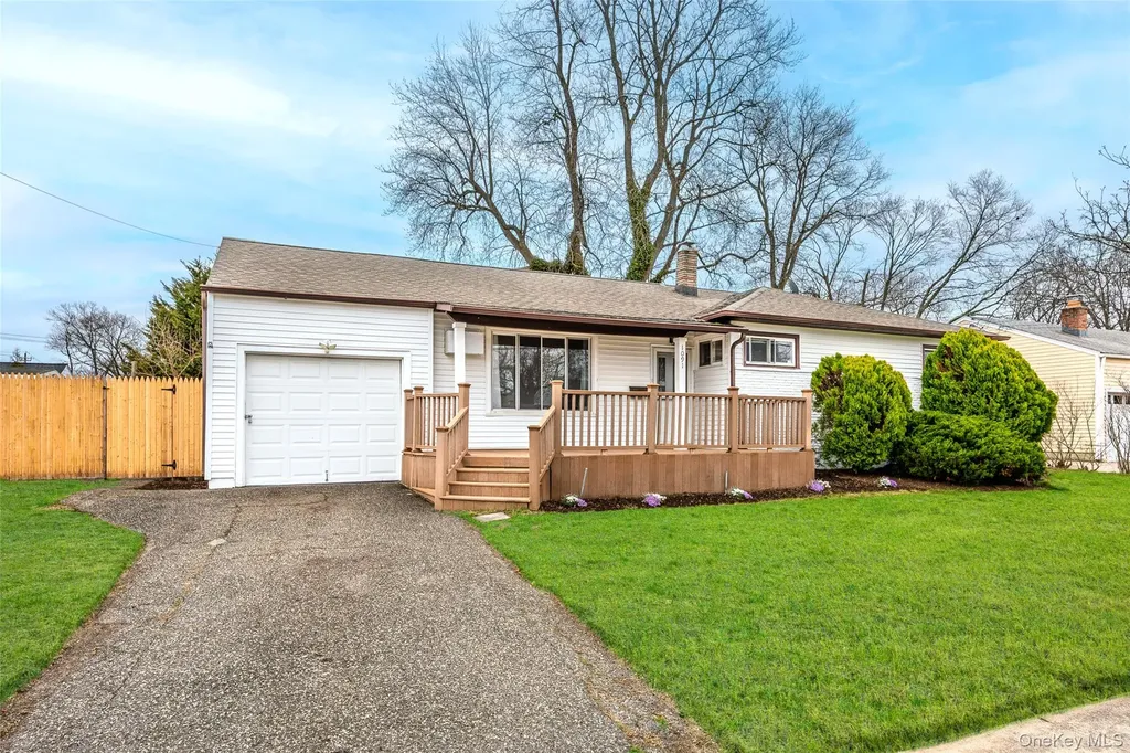 1091 Gardiner Drive Bay Shore NY 11706