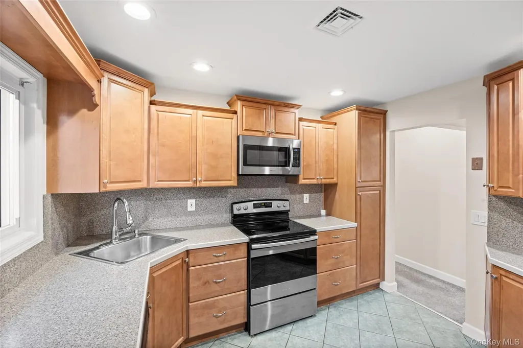 1091 Gardiner Drive Bay Shore NY 11706