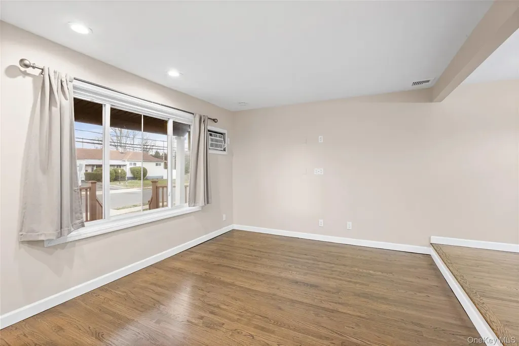 1091 Gardiner Drive Bay Shore NY 11706