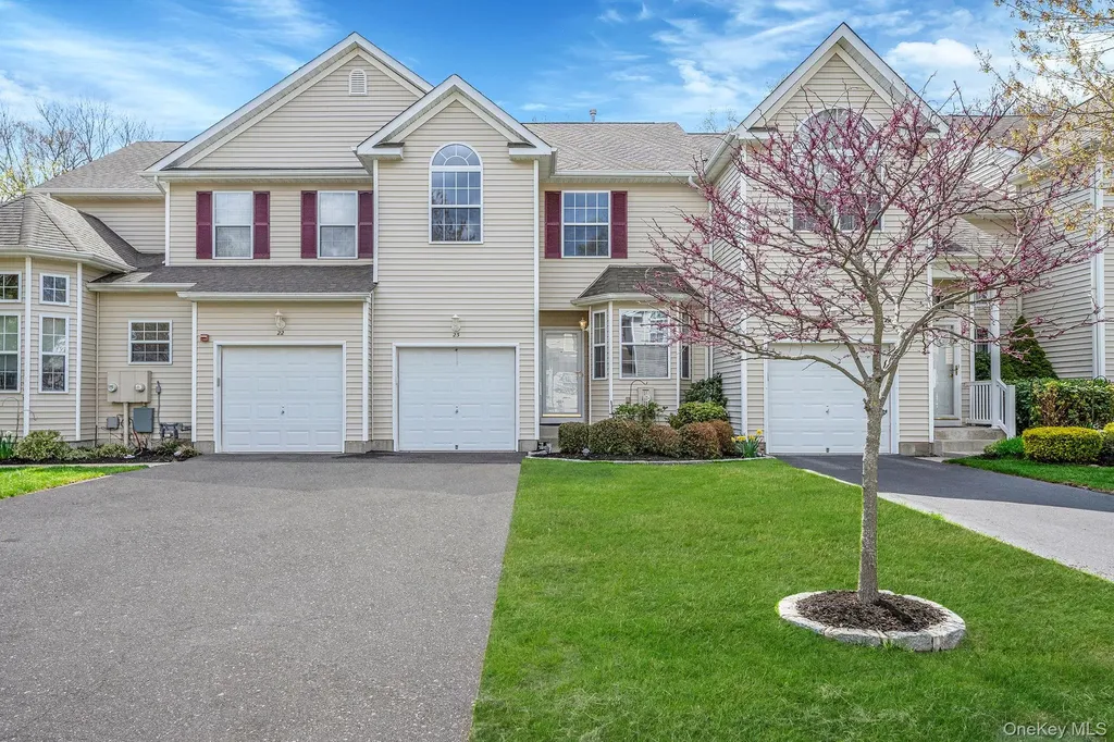 23 Cranberry Circle Medford NY 11763