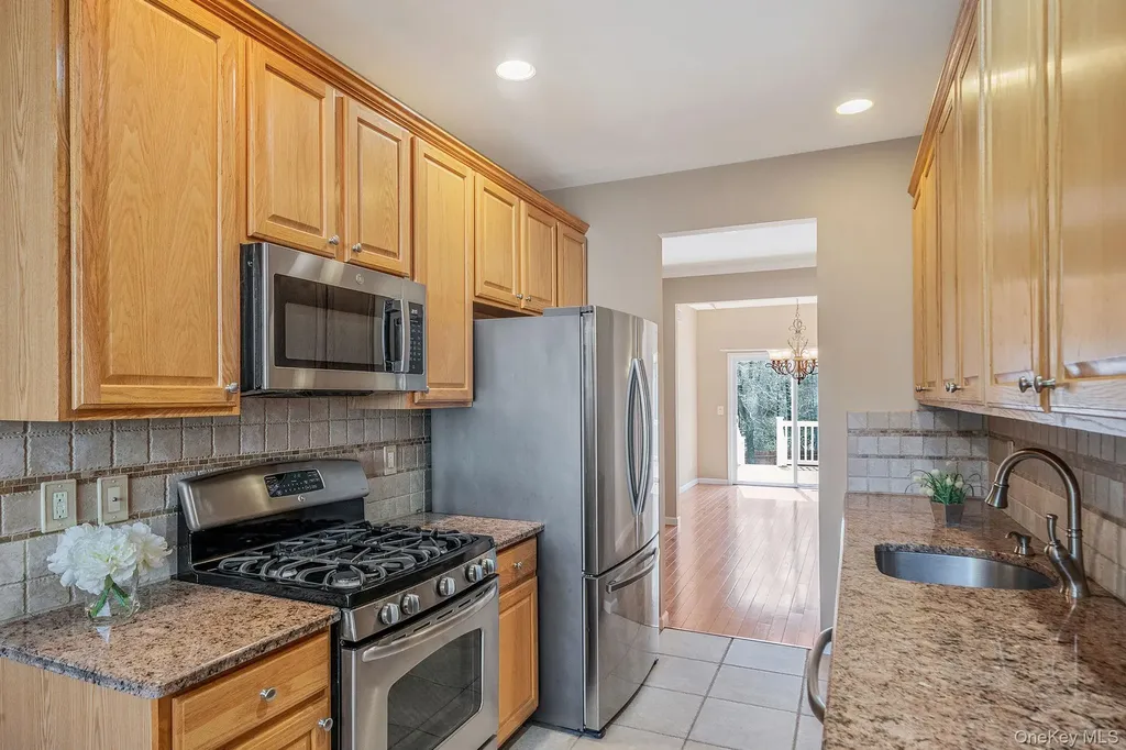 23 Cranberry Circle Medford NY 11763