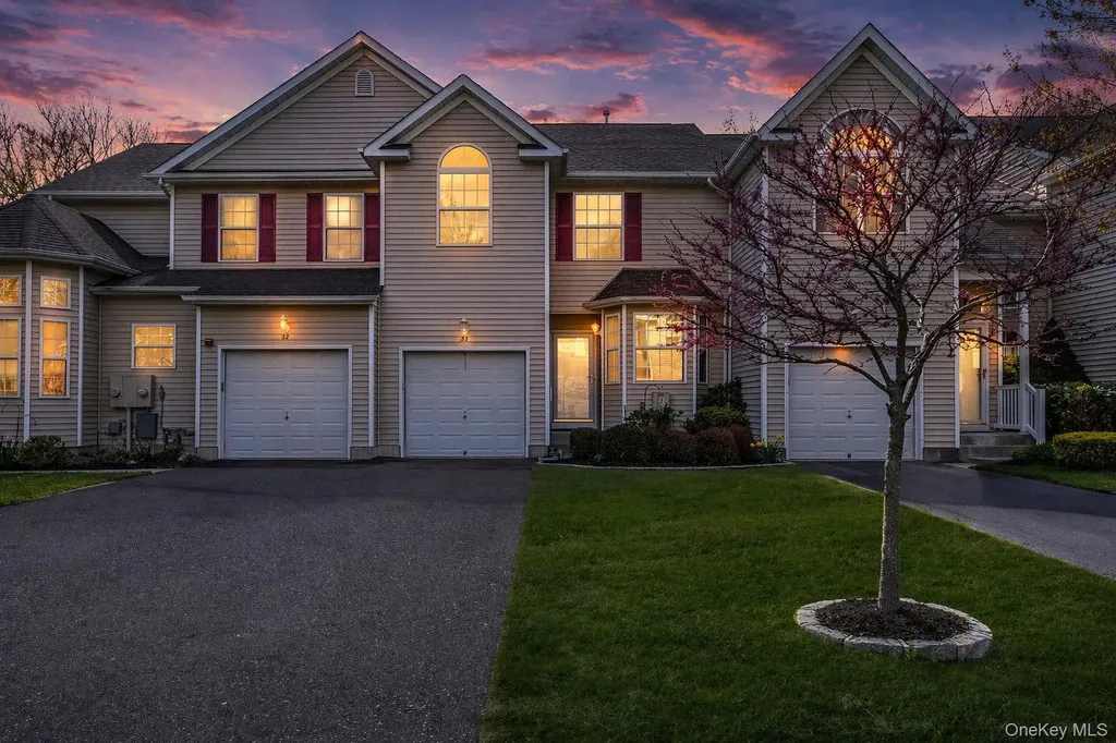 23 Cranberry Circle Medford NY 11763