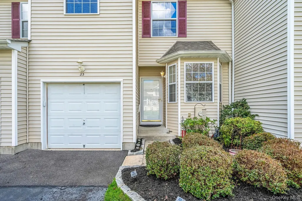 23 Cranberry Circle Medford NY 11763
