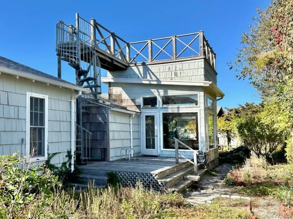 146 Doctors Walk Cherry Grove NY 11782