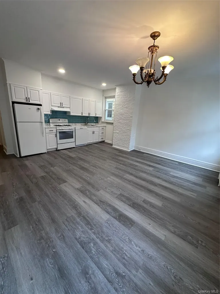 7236 67th Place Glendale NY 11385