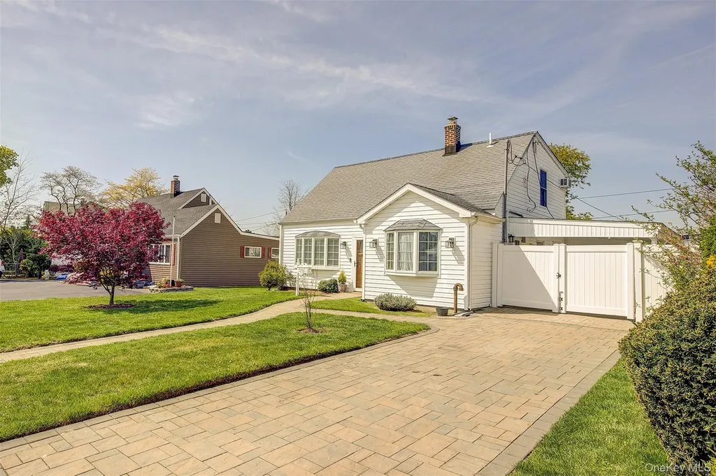 12 Crescent Lane Levittown NY 11756