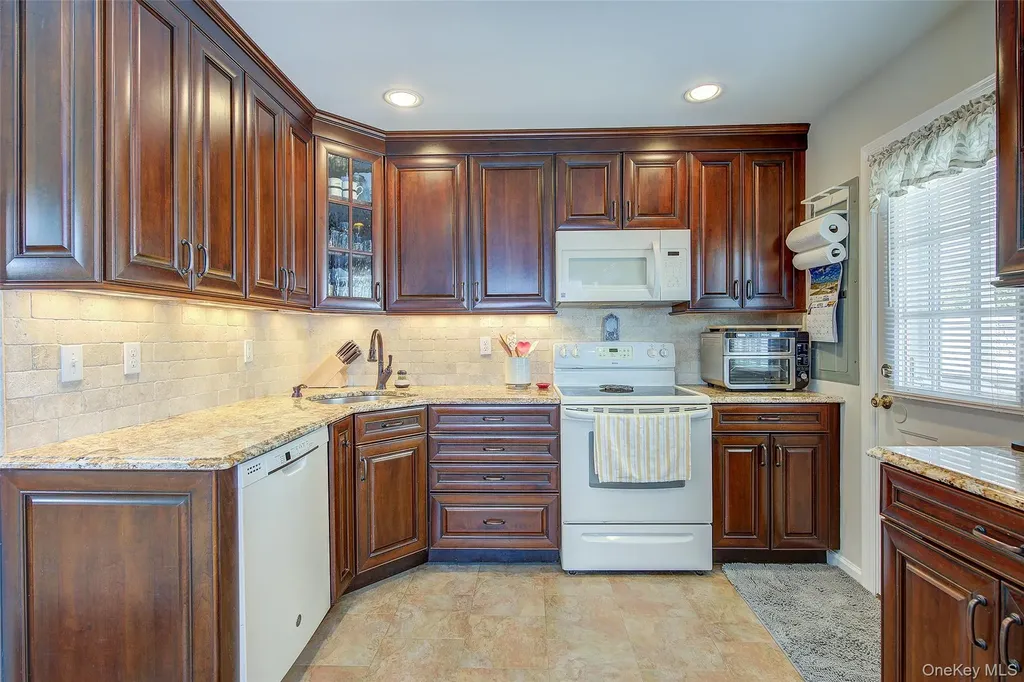 12 Crescent Lane Levittown NY 11756