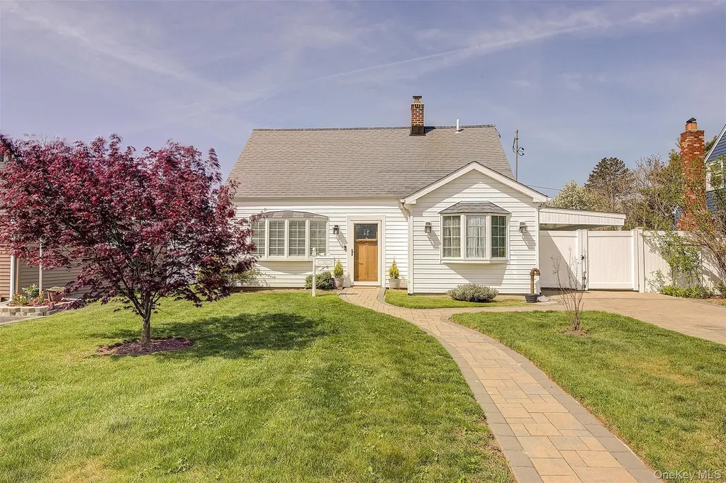12 Crescent Lane Levittown NY 11756