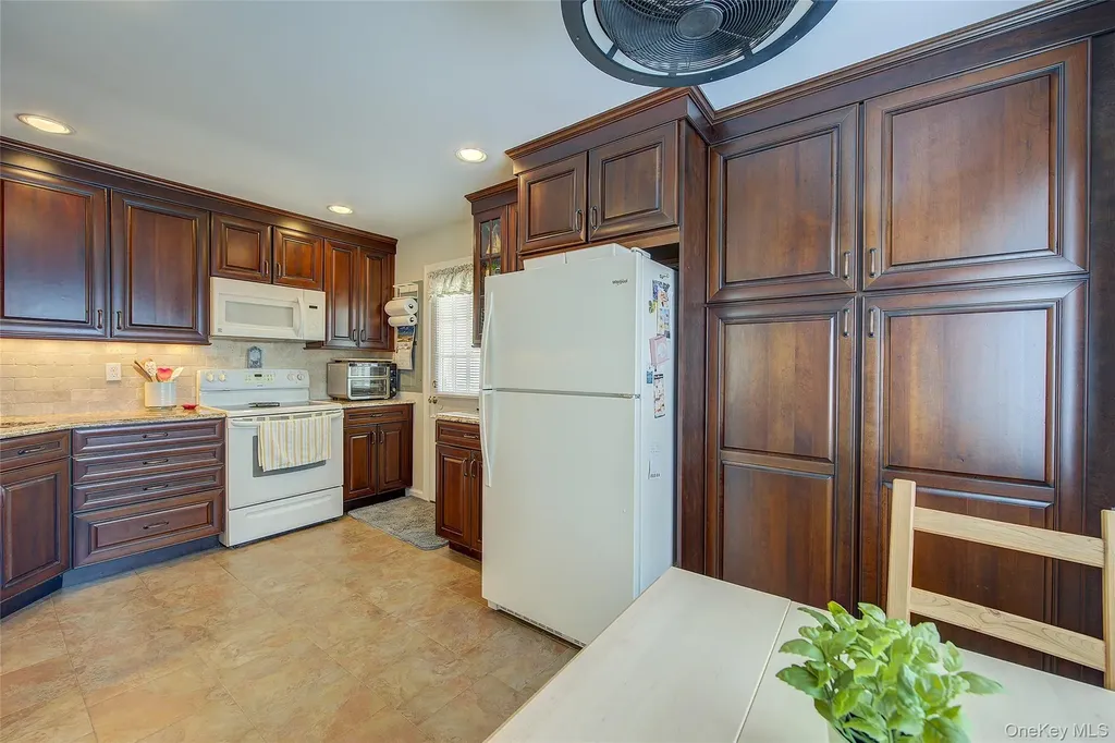 12 Crescent Lane Levittown NY 11756