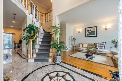 21 Central Court Carle Place NY 11514