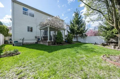 21 Central Court Carle Place NY 11514