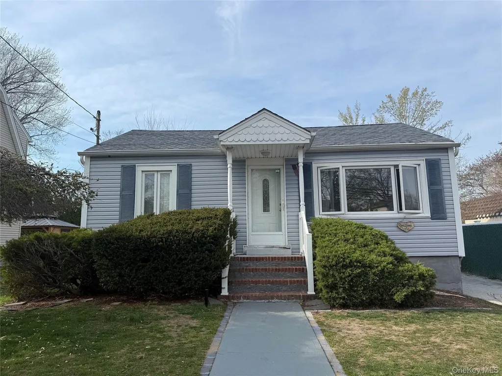 21 Independence Avenue Babylon NY 11702