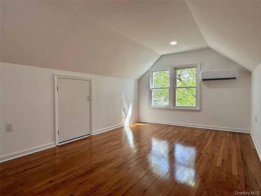 48 79th Avenue New Hyde Park NY 11040