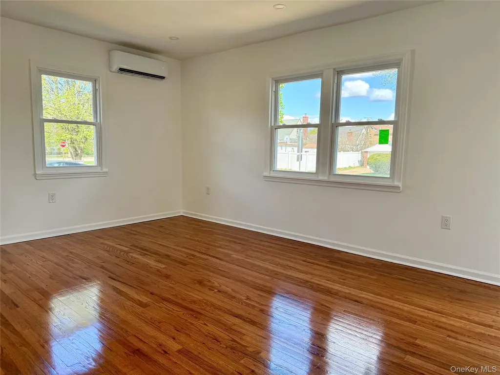 48 79th Avenue New Hyde Park NY 11040