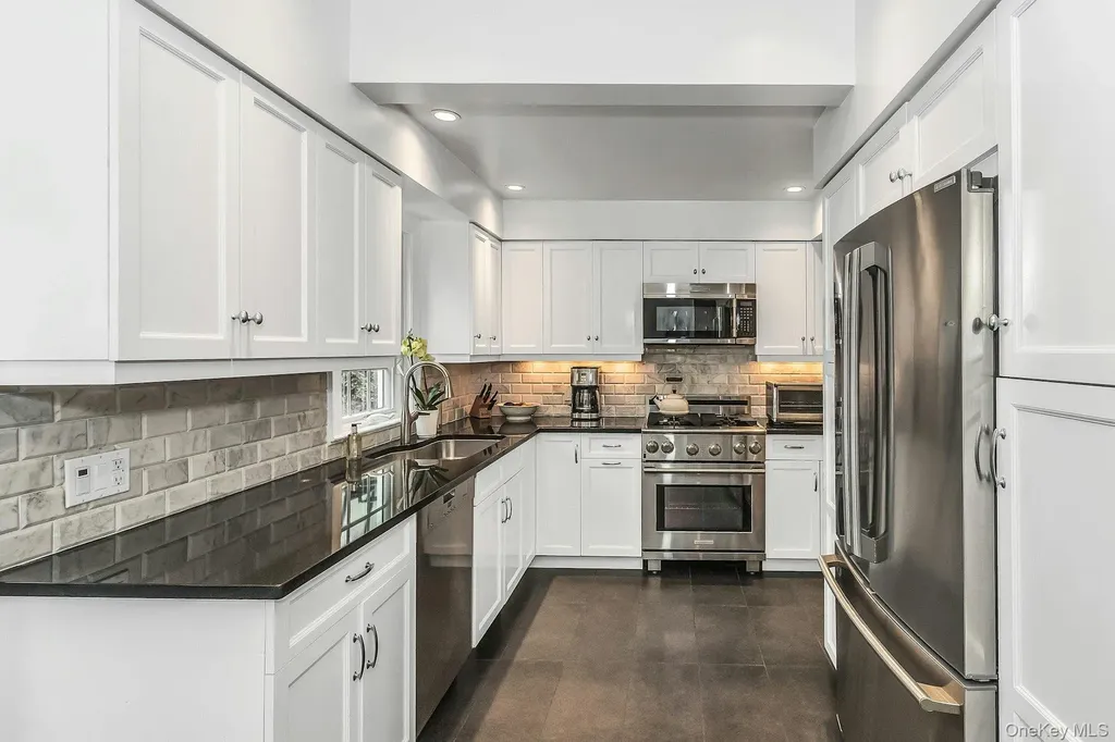 21 The Birches Roslyn Estates NY 11576