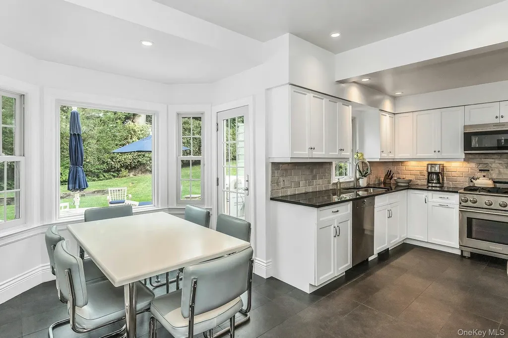 21 The Birches Roslyn Estates NY 11576