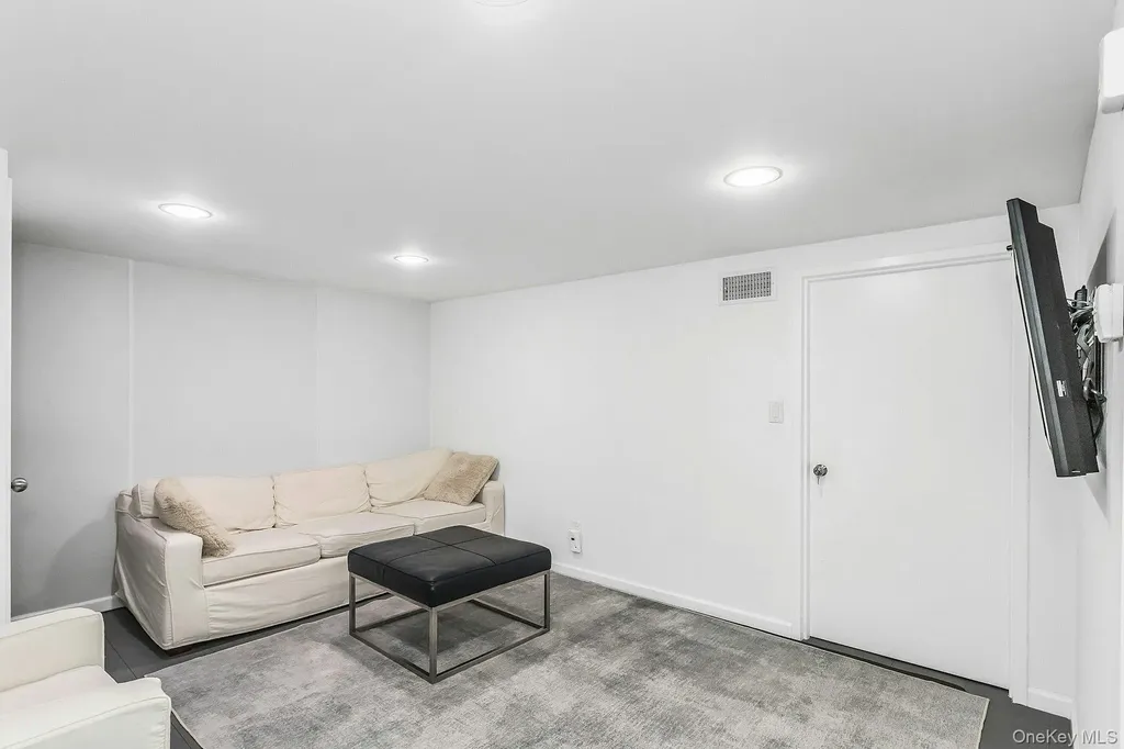 21 The Birches Roslyn Estates NY 11576