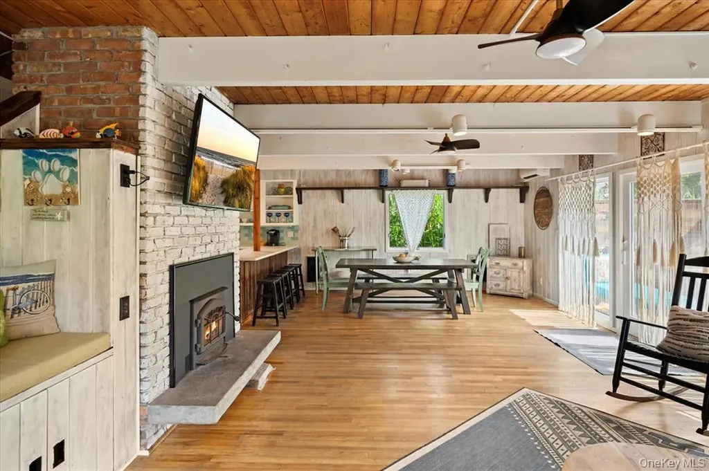 17 Bungalow Walk Ocean Beach NY 11770