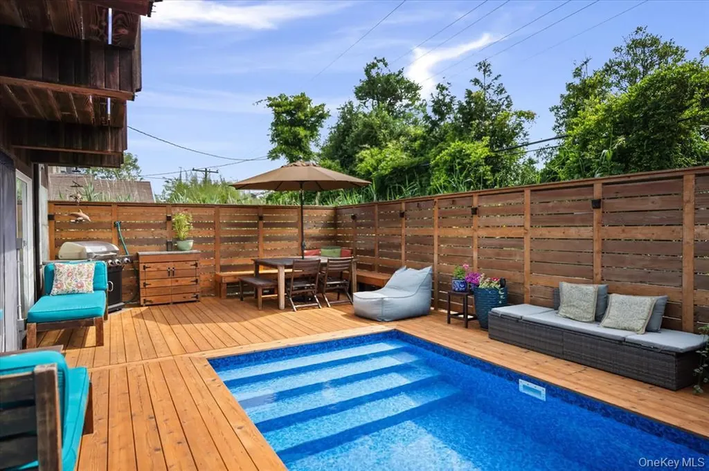 17 Bungalow Walk Ocean Beach NY 11770