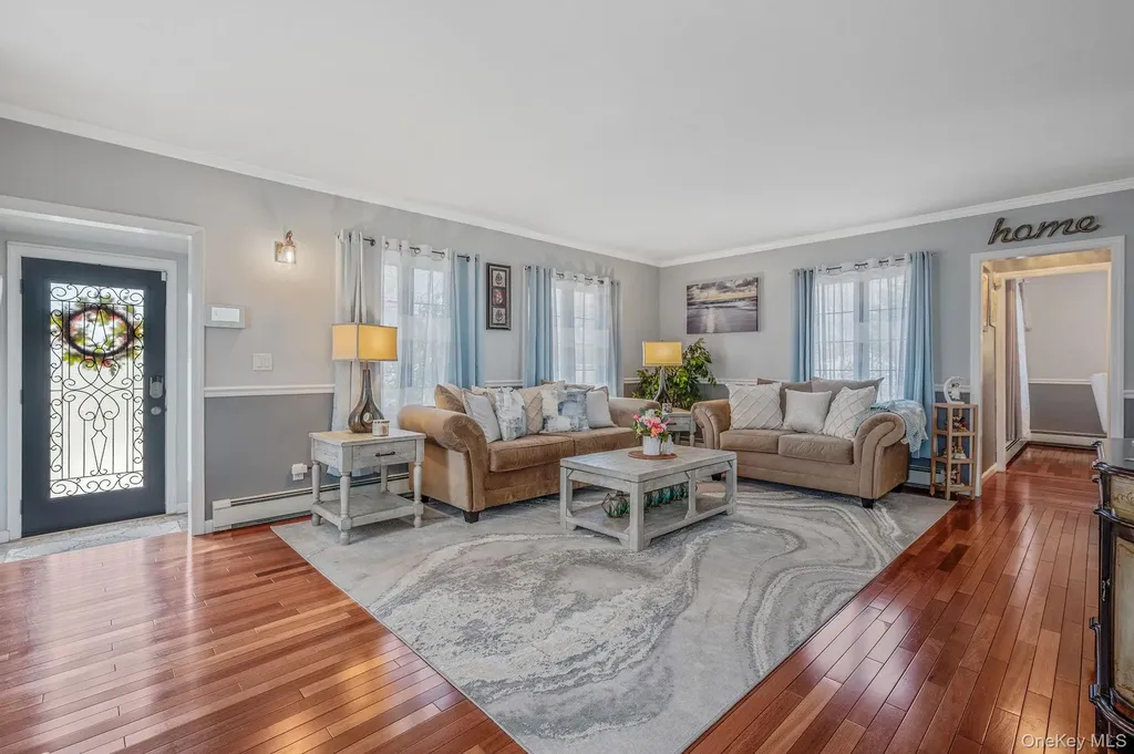 2 Sutton Place Massapequa NY 11758