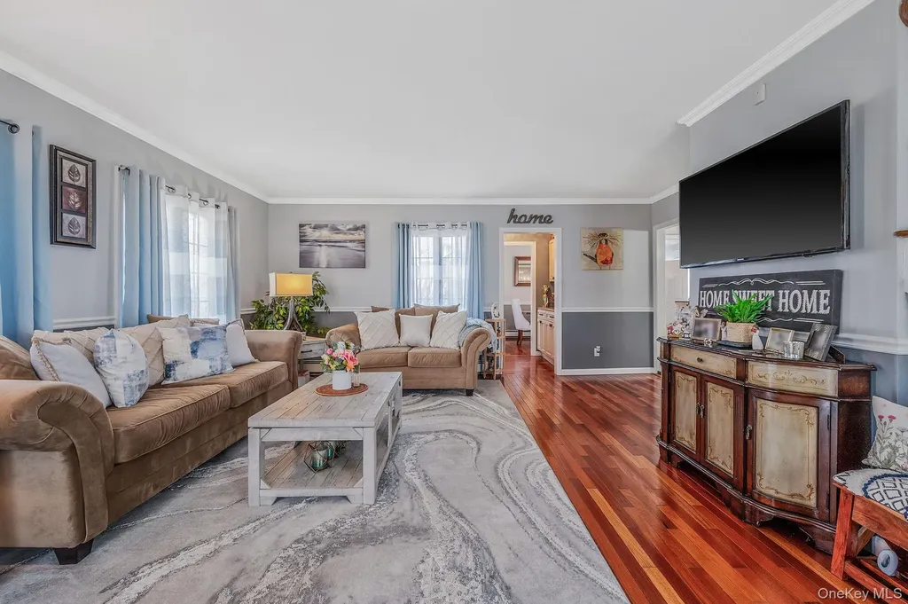 2 Sutton Place Massapequa NY 11758