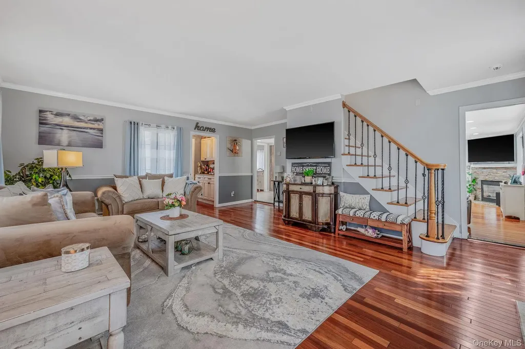 2 Sutton Place Massapequa NY 11758