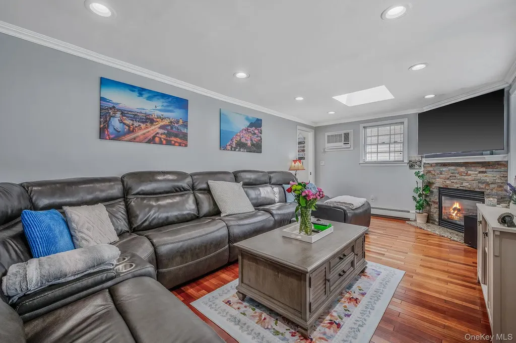 2 Sutton Place Massapequa NY 11758