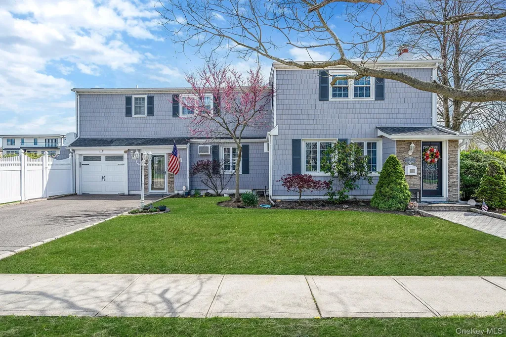 2 Sutton Place Massapequa NY 11758