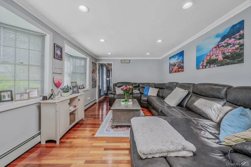2 Sutton Place Massapequa NY 11758