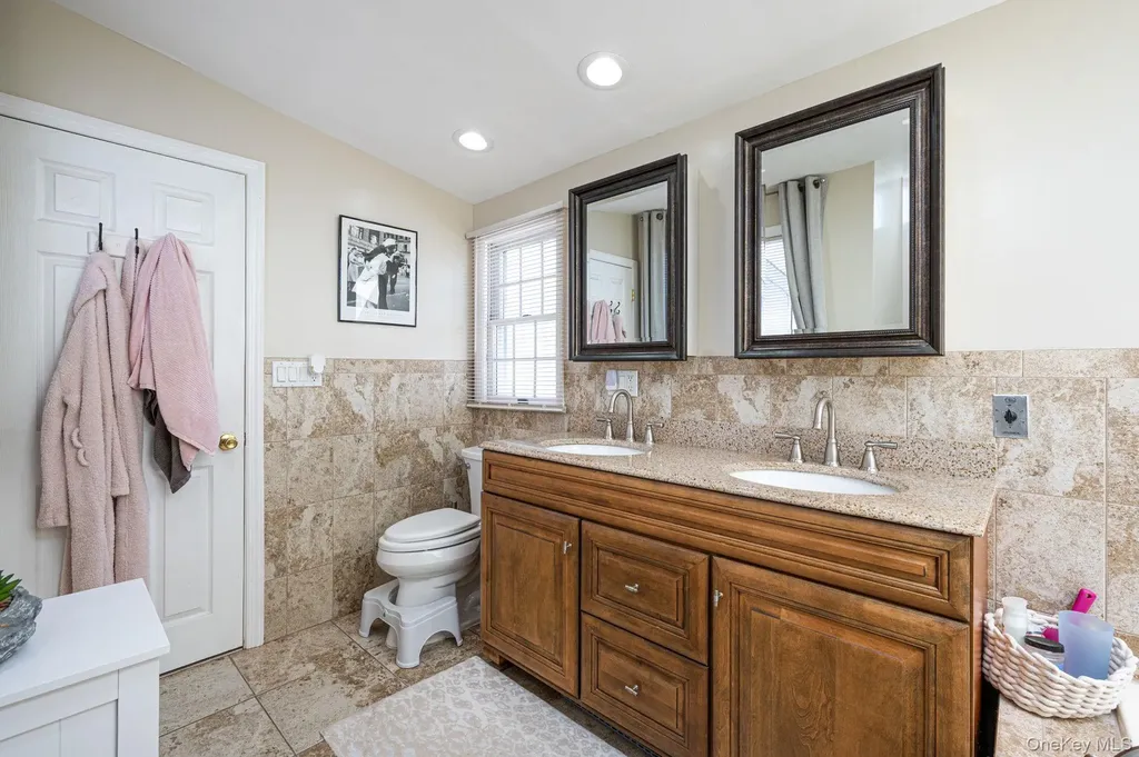2 Sutton Place Massapequa NY 11758