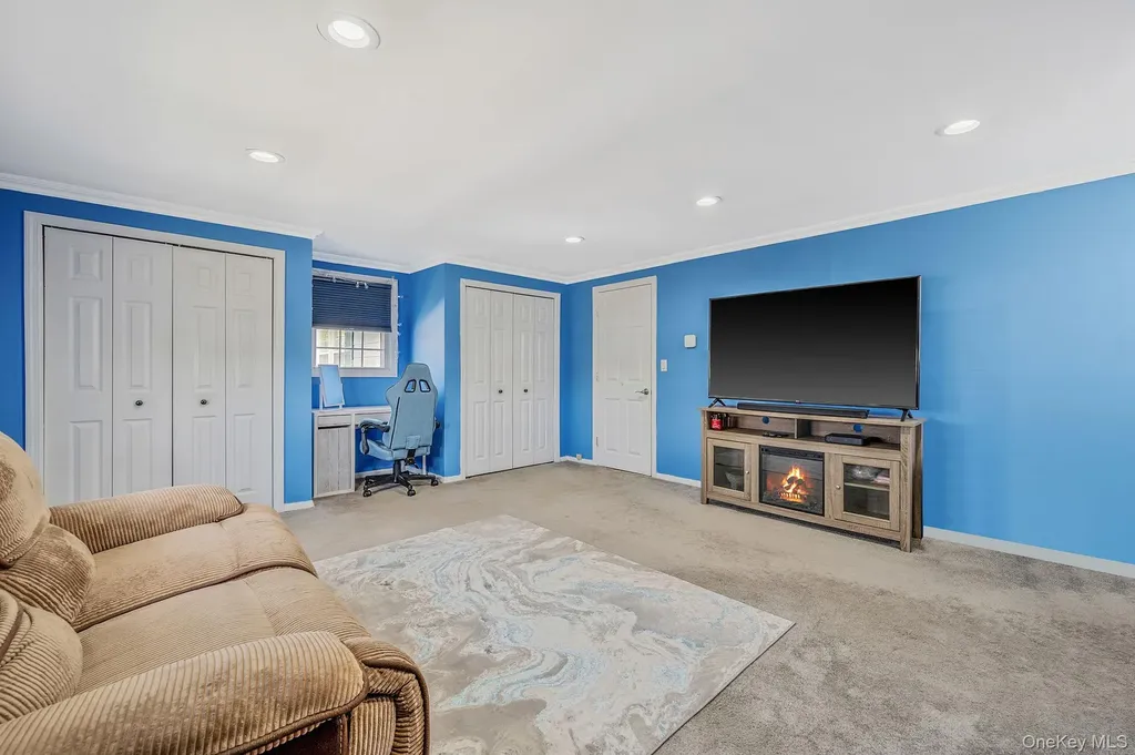2 Sutton Place Massapequa NY 11758