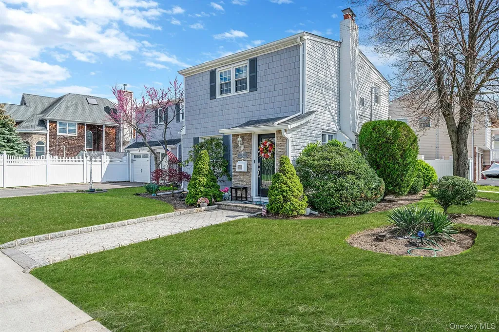 2 Sutton Place Massapequa NY 11758