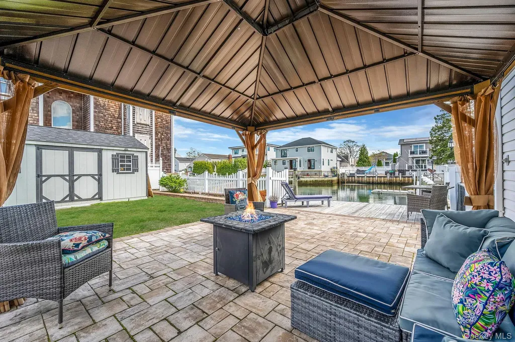 2 Sutton Place Massapequa NY 11758
