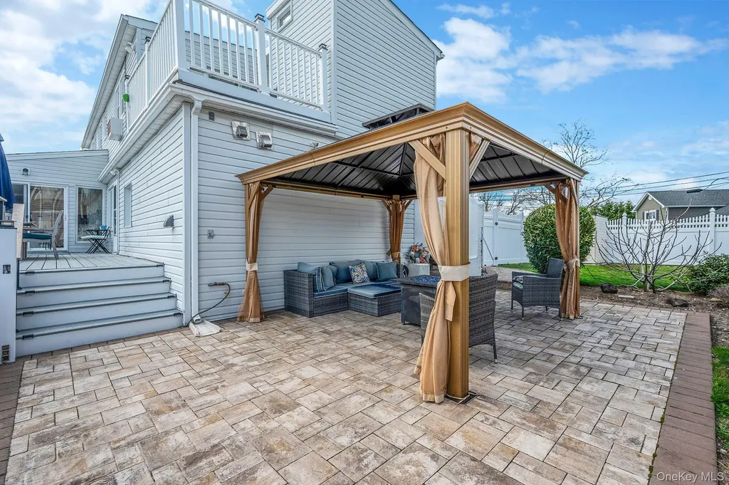 2 Sutton Place Massapequa NY 11758