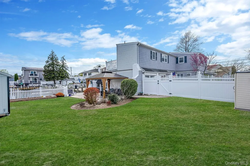 2 Sutton Place Massapequa NY 11758