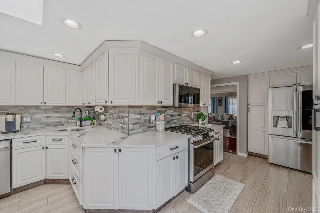 2 Sutton Place Massapequa NY 11758