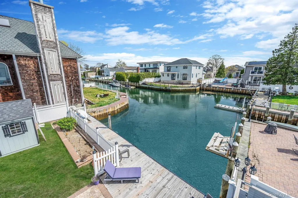 2 Sutton Place Massapequa NY 11758