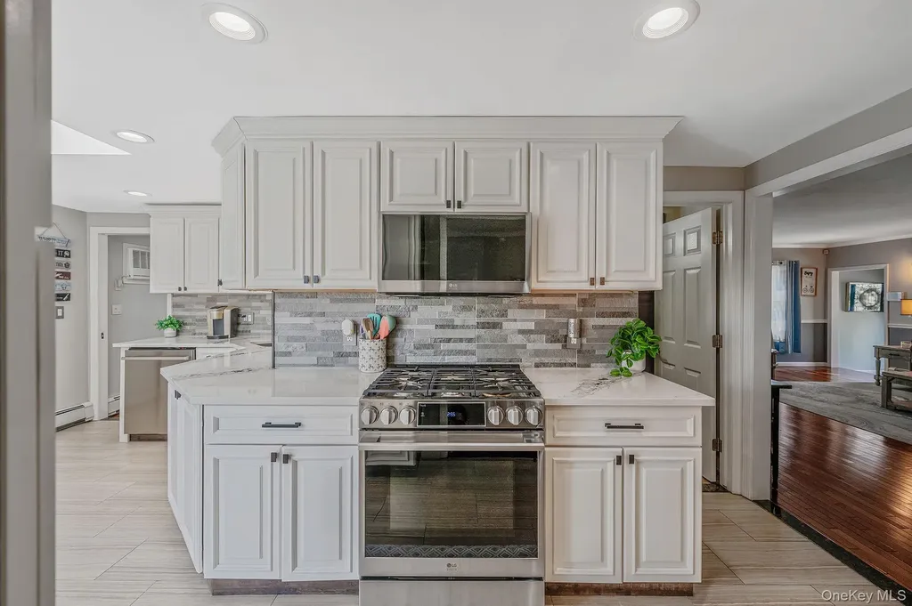 2 Sutton Place Massapequa NY 11758