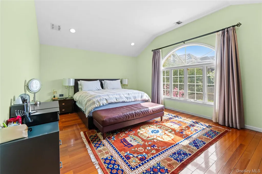 335 Cresthaven Lane Whitestone NY 11357
