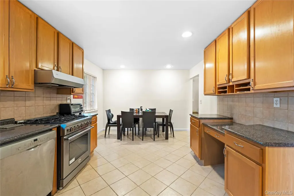 335 Cresthaven Lane Whitestone NY 11357