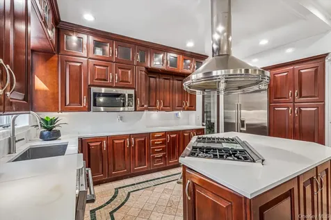 365 E Shore Road Kings Point NY 11023