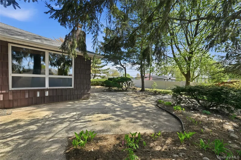 19 Gaymor Lane Commack NY 11725